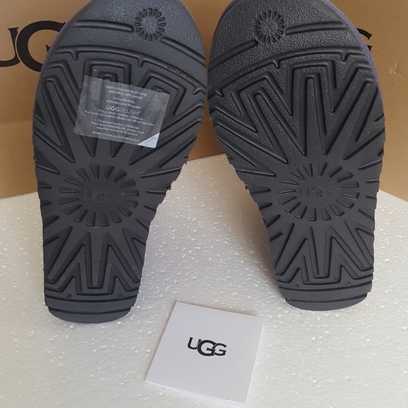 Authentic UGG mini bailey snaps - Picture 6 of 8
